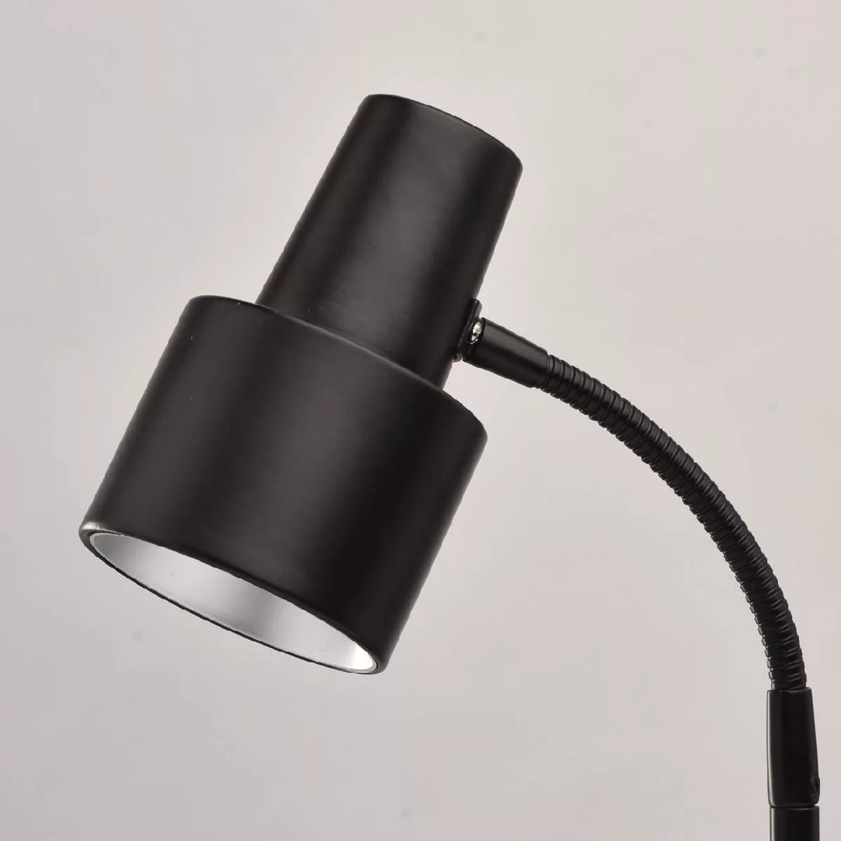 Настольный светильник De Markt Техно чёрный 300034201