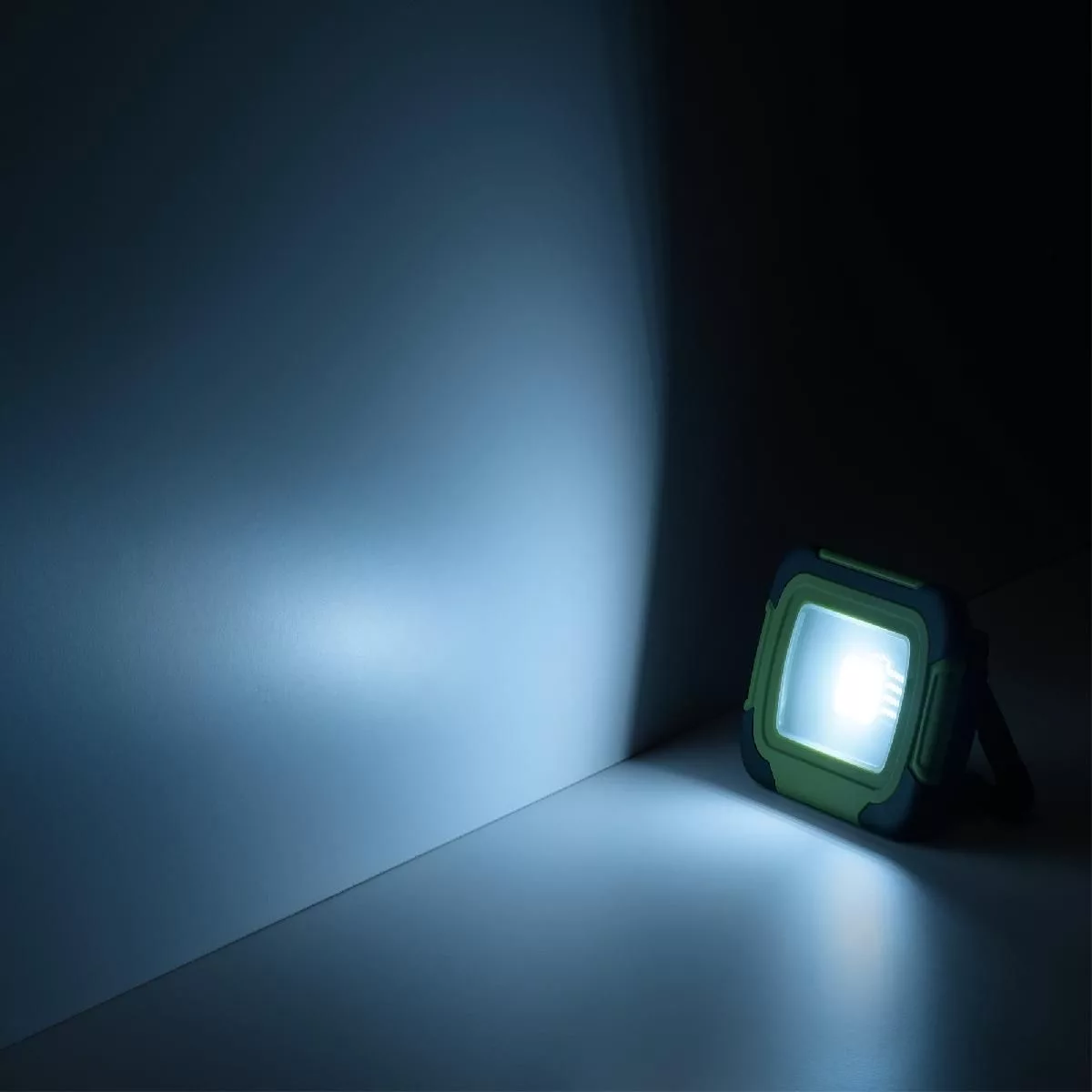 Прожектор Gauss Portable 10W 700lm IP44 6500К зеленый LED 1/20