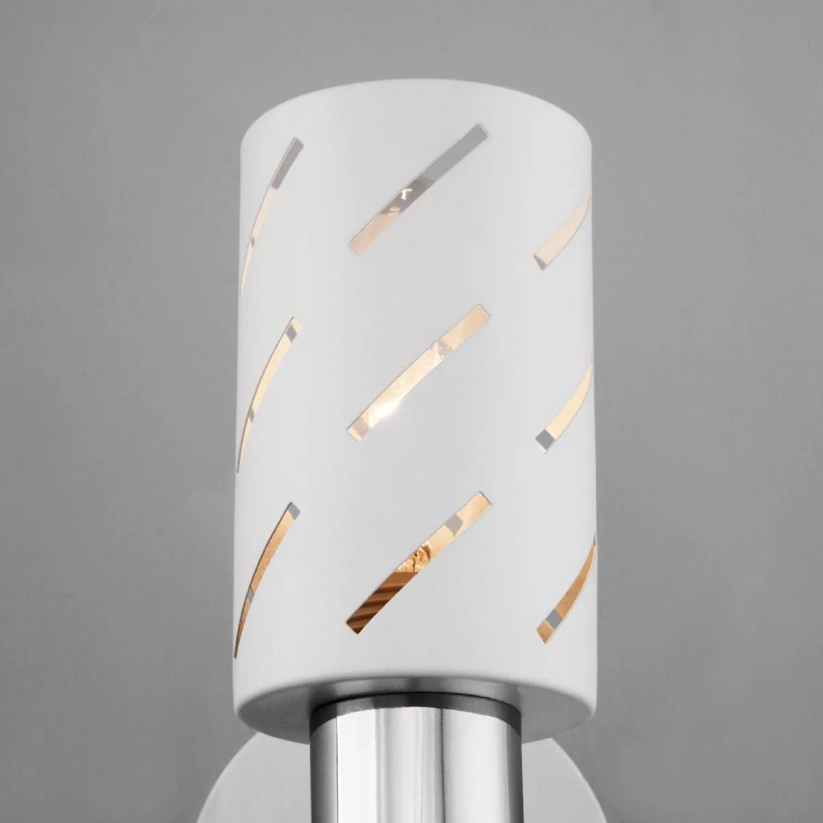 Настенный светильник с плафоном Eurosvet белый / хром 20090/1