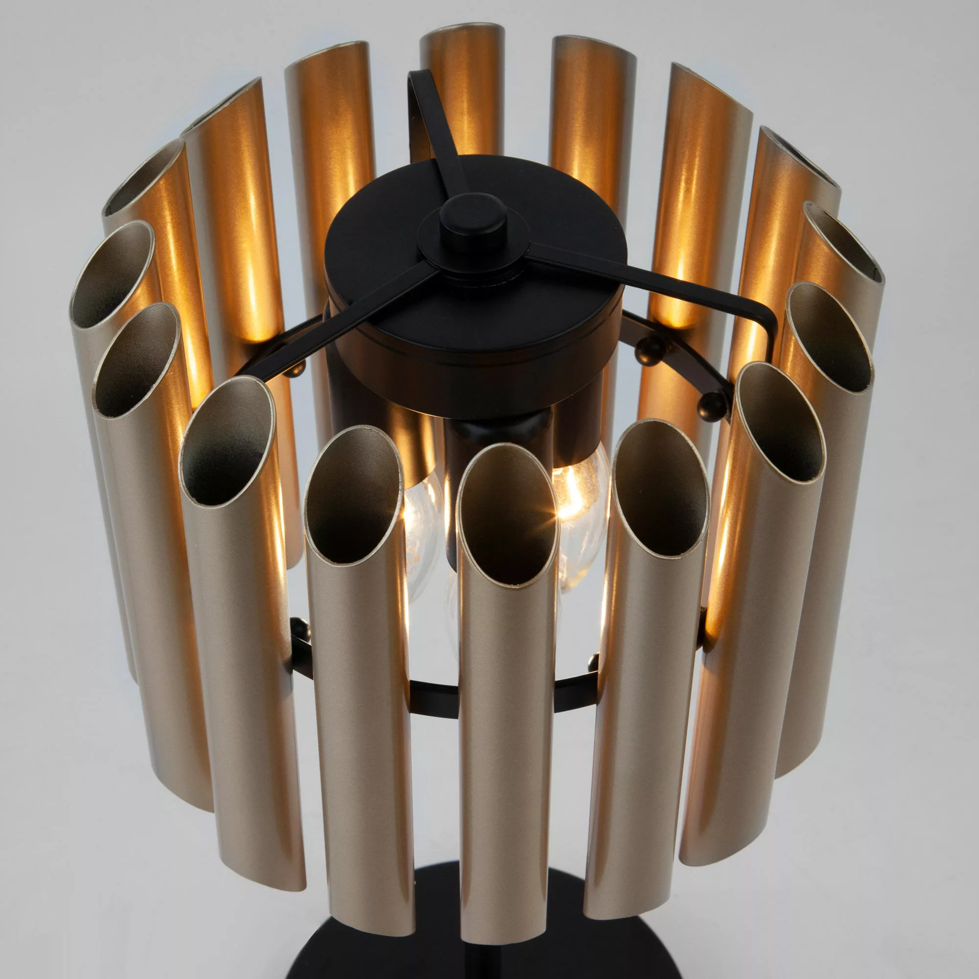 Настольная лампа с металлическим плафоном Bogate's черный / шампань 01106/3